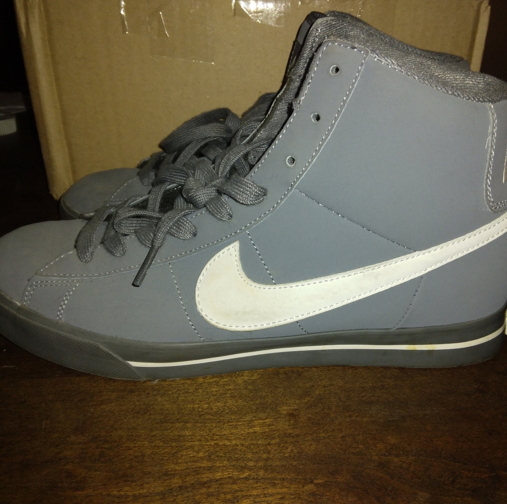 Nike men size 11 grey blazer high tops